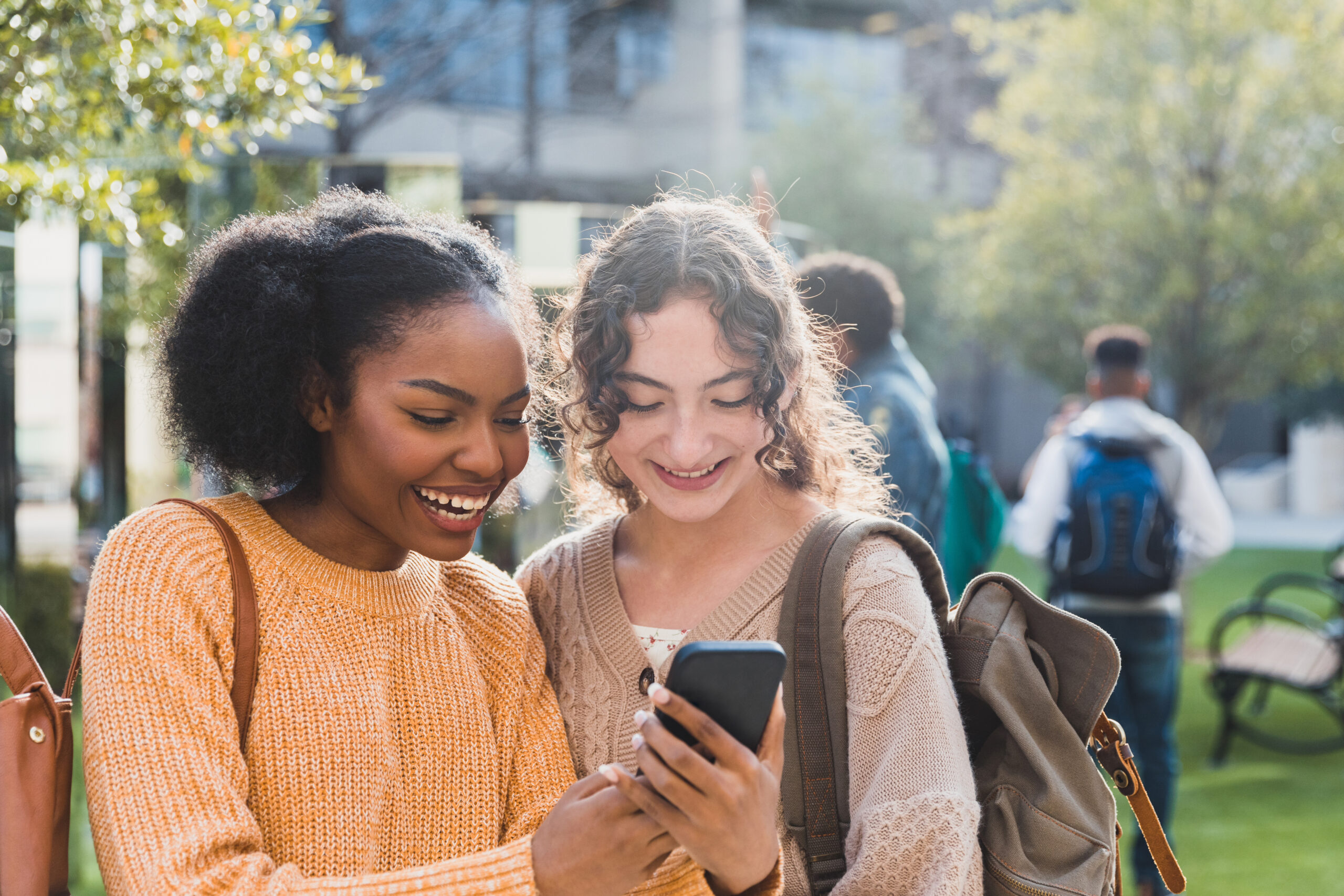 Teen social media & mobile use helps maintain friendships